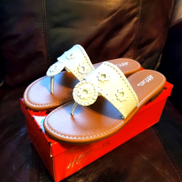 Hot Cakes Shoes - 𝅺NWT Womens hot cakes thong sandal. Size 8.5 white